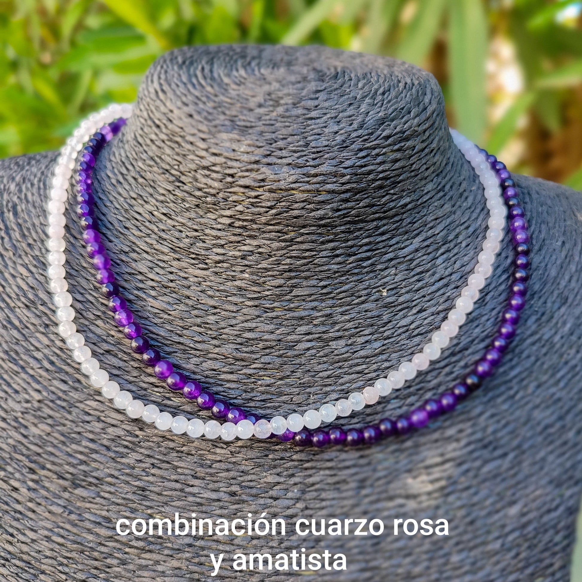 Layering de collares de cuarzo rosa y amatista natural.