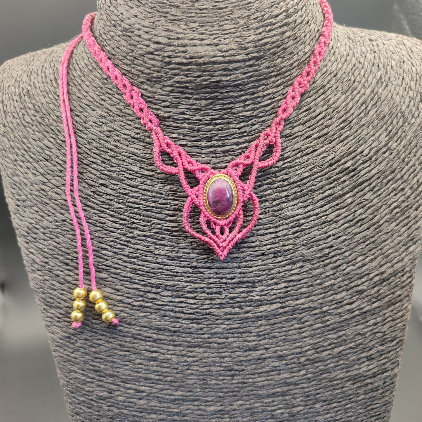 Vista del collar Pasión Floral puesto para apreciar su caída y elegancia.