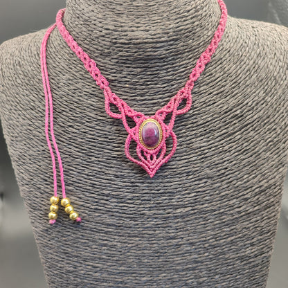 Vista del collar Pasión Floral puesto para apreciar su caída y elegancia.