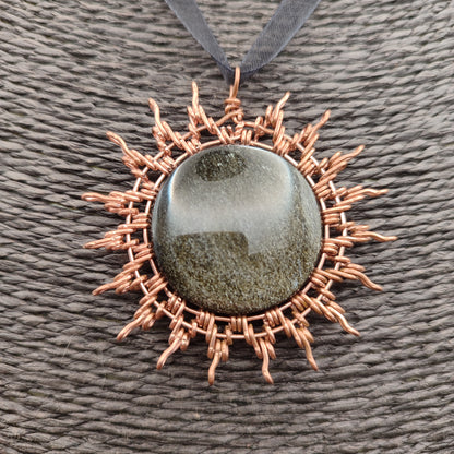 Vista del colgante Sol de Eclipse puesto para apreciar su diseño y elegancia.