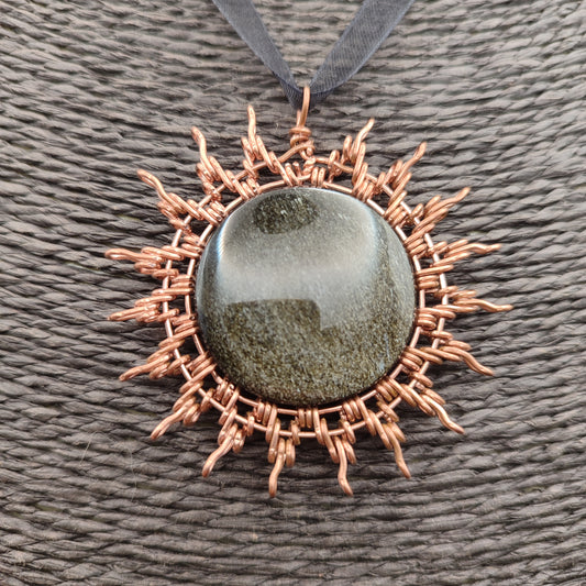 Vista del colgante Sol de Eclipse puesto para apreciar su diseño y elegancia.