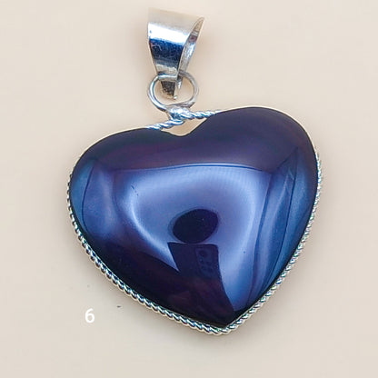 Detalle de los anillos de color concéntricos en la piedra obsidiana