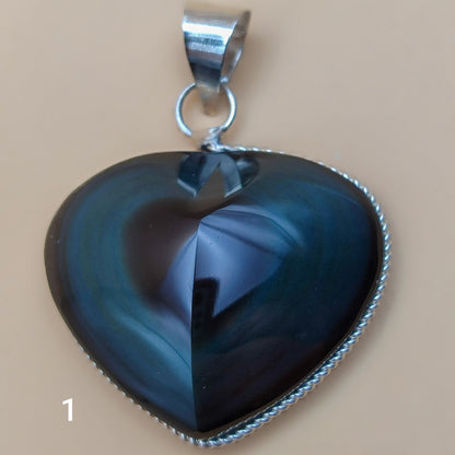 Detalle de la piedra obsidiana tallada en forma de corazón