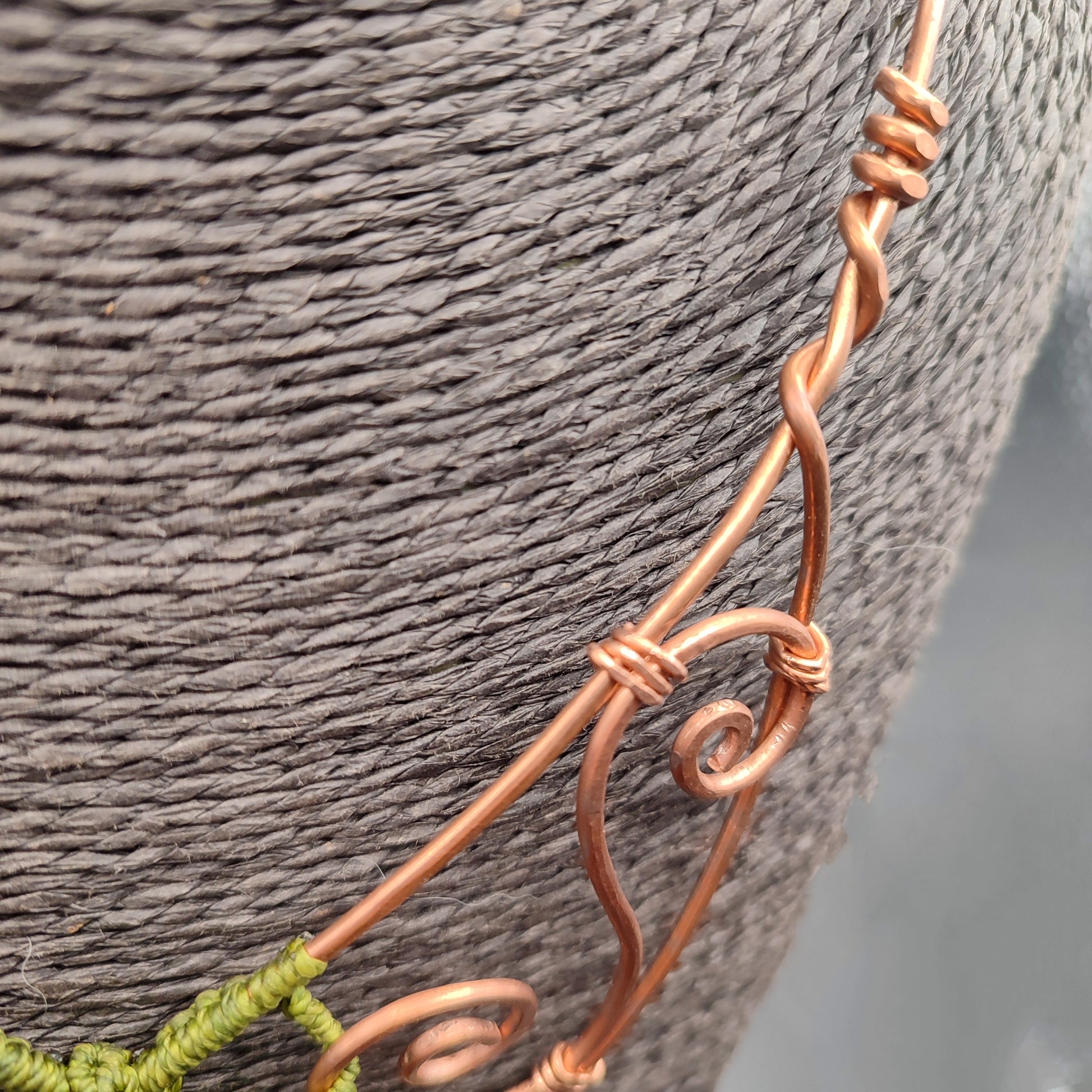 Vista lateral de la estructura de cobre modelada artesanalmente