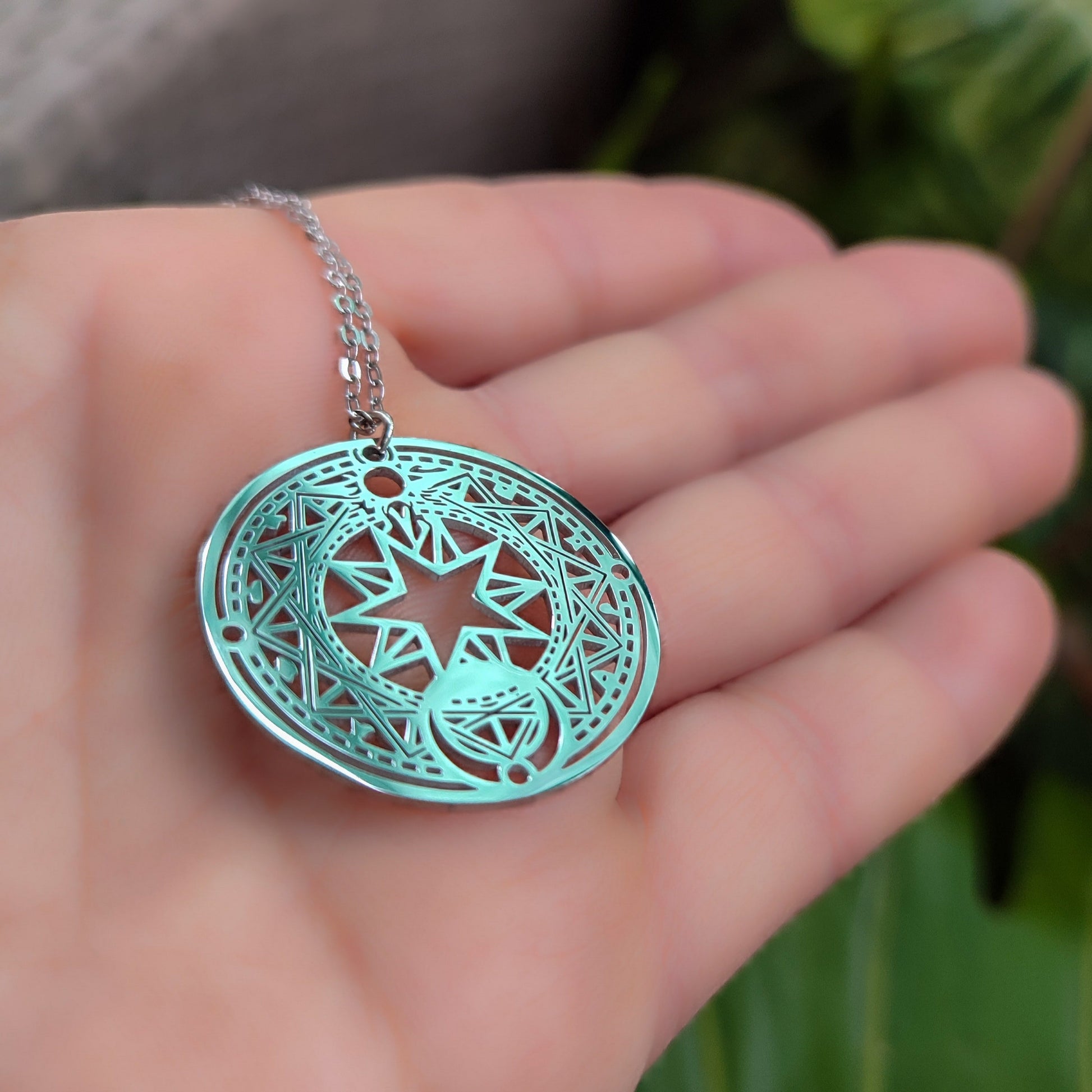 Primer plano de los cortes precisos y geometría del amuleto estelar