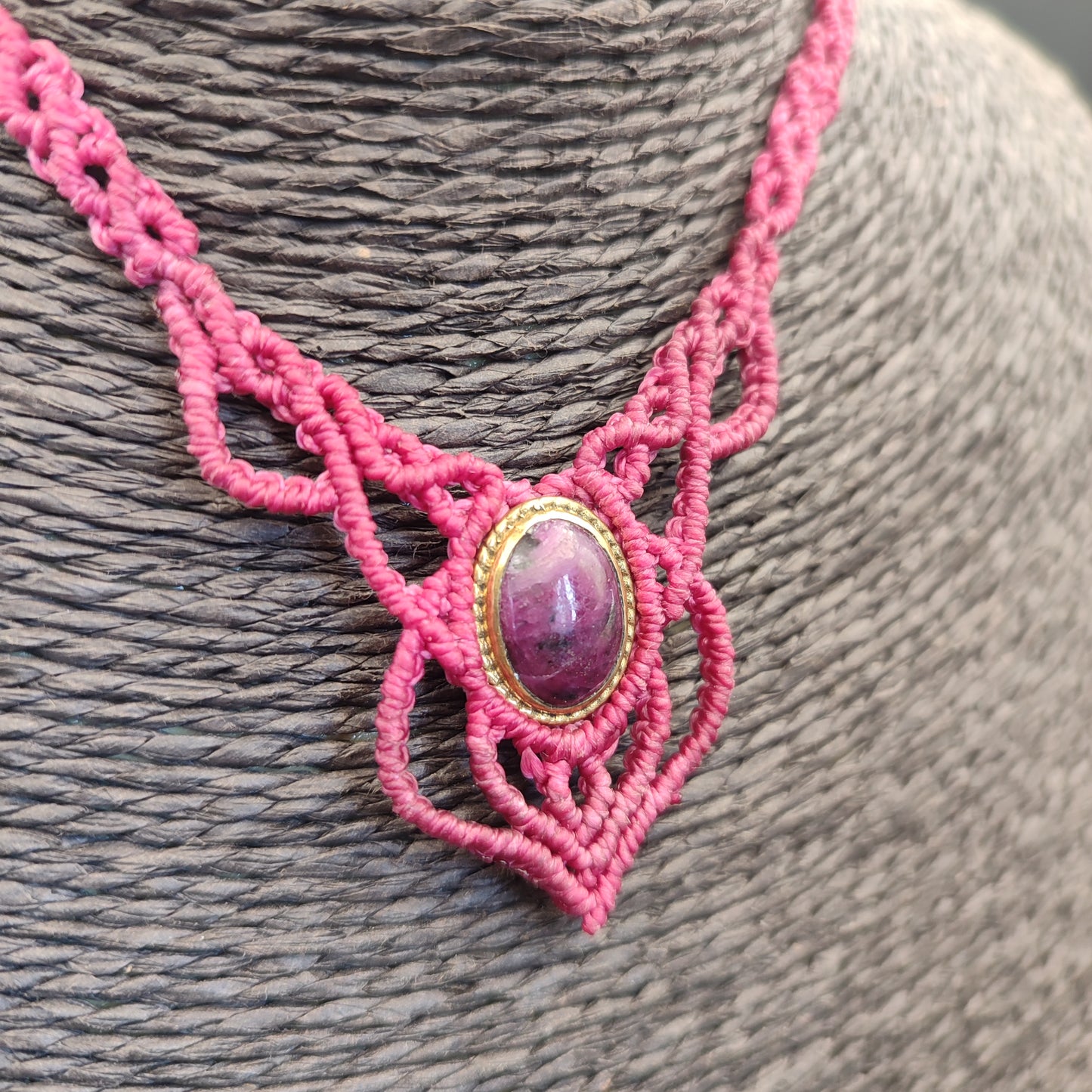 Primer plano del diseño extendido del collar y el color vibrante del rubí.