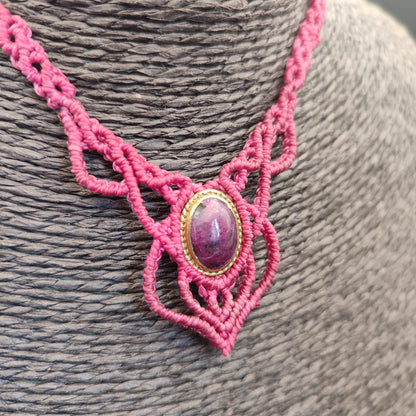 Primer plano del diseño extendido del collar y el color vibrante del rubí.