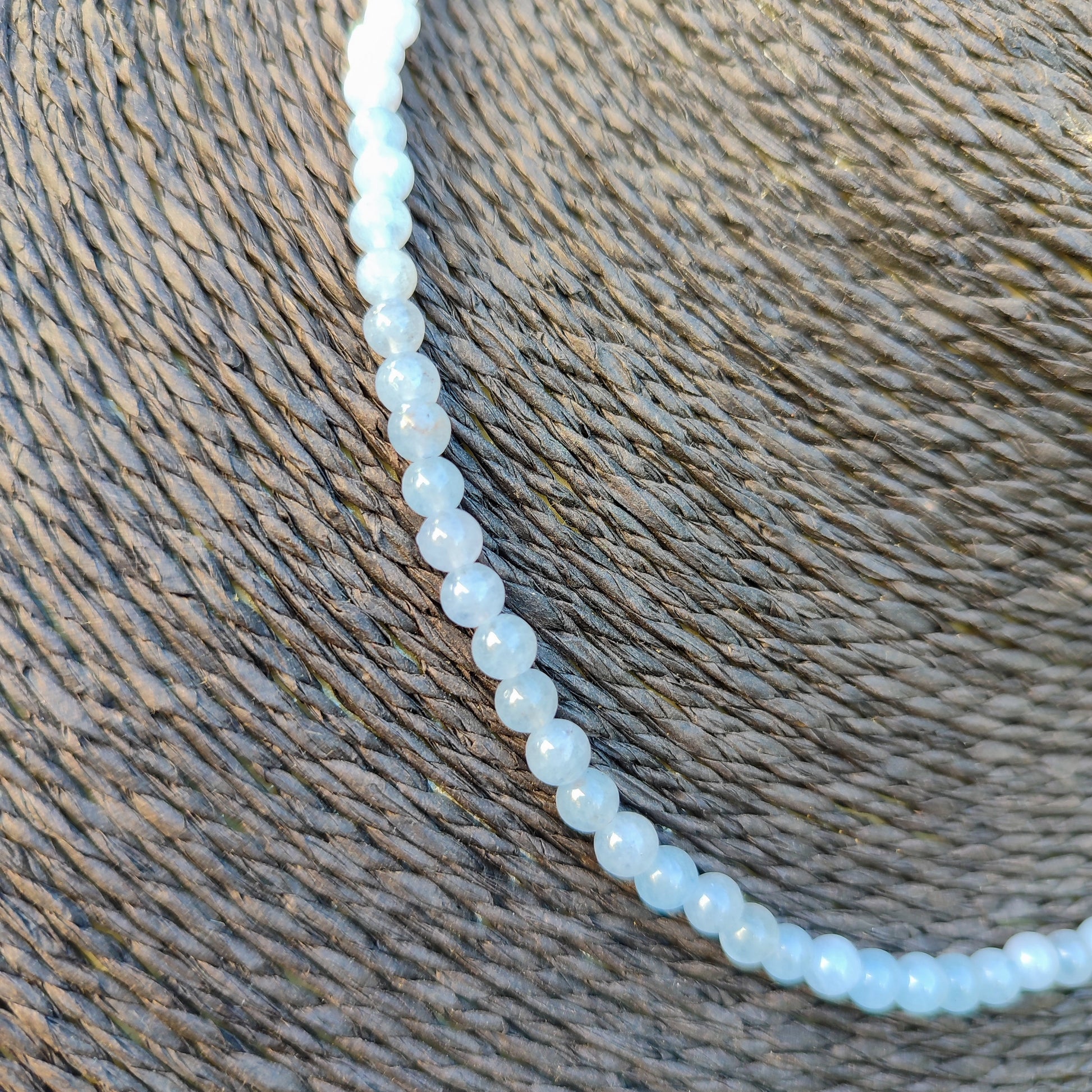 Primer plano de las cuentas de aguamarina natural con tonos azul mar.