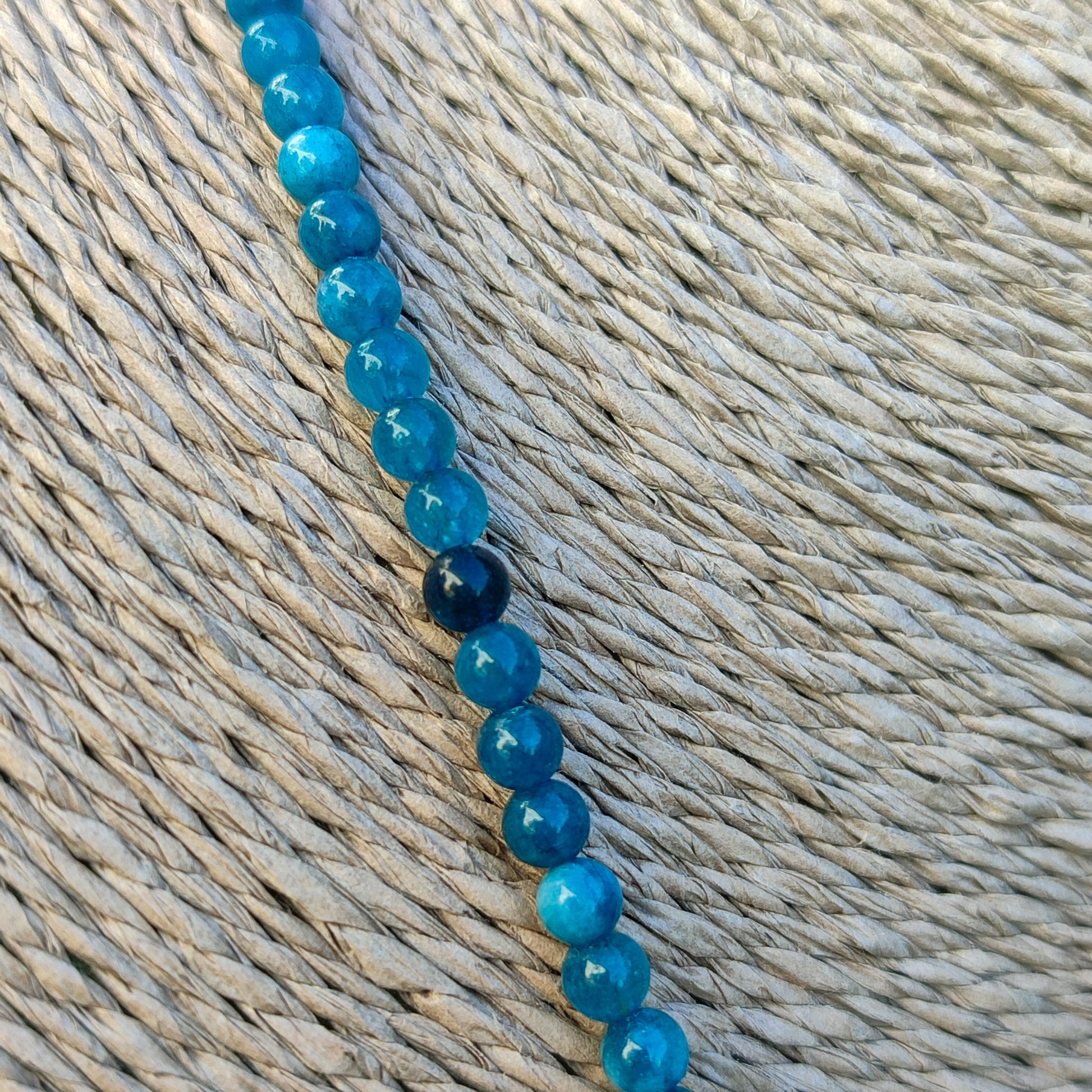 Primer plano de las cuentas de apatita azul natural de alta calidad