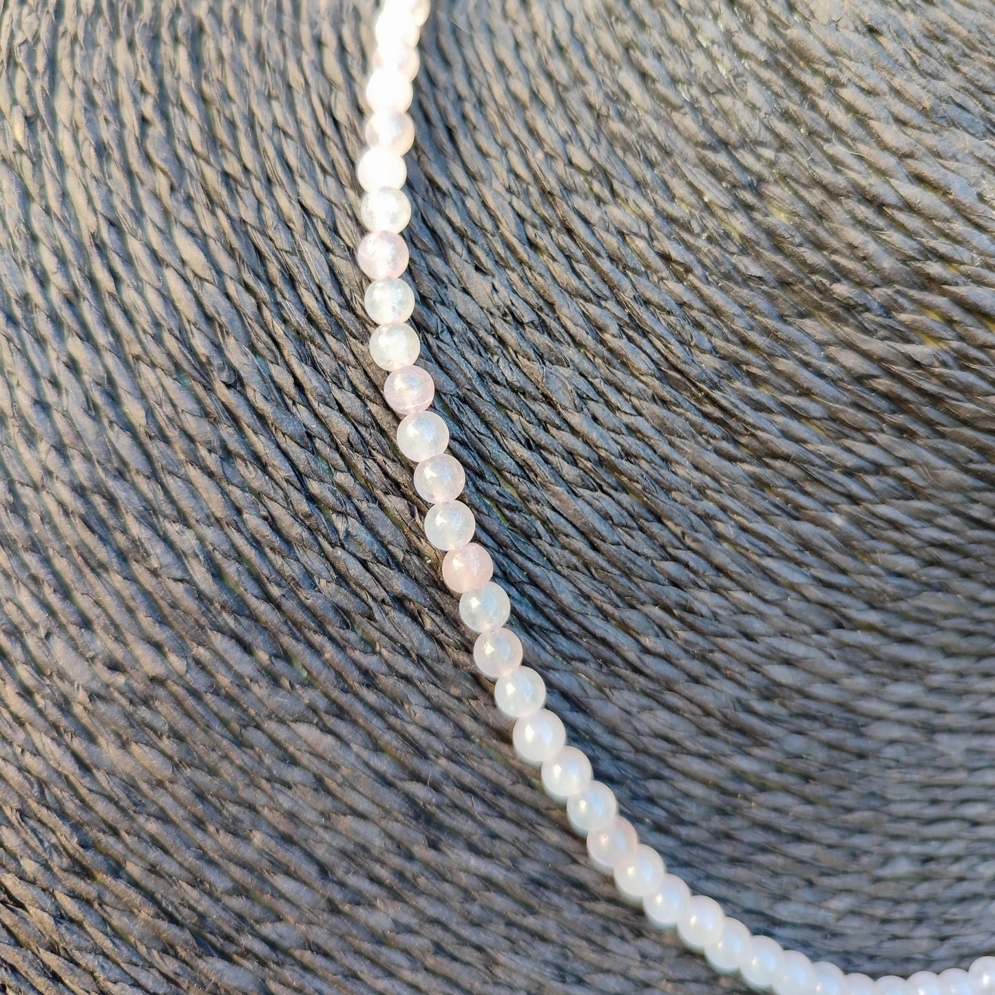 Primer plano de las cuentas de cuarzo rosa natural de 4mm.