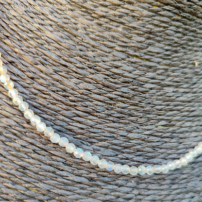 Primer plano de las pequeñas cuentas de piedra luna natural con suaves reflejos