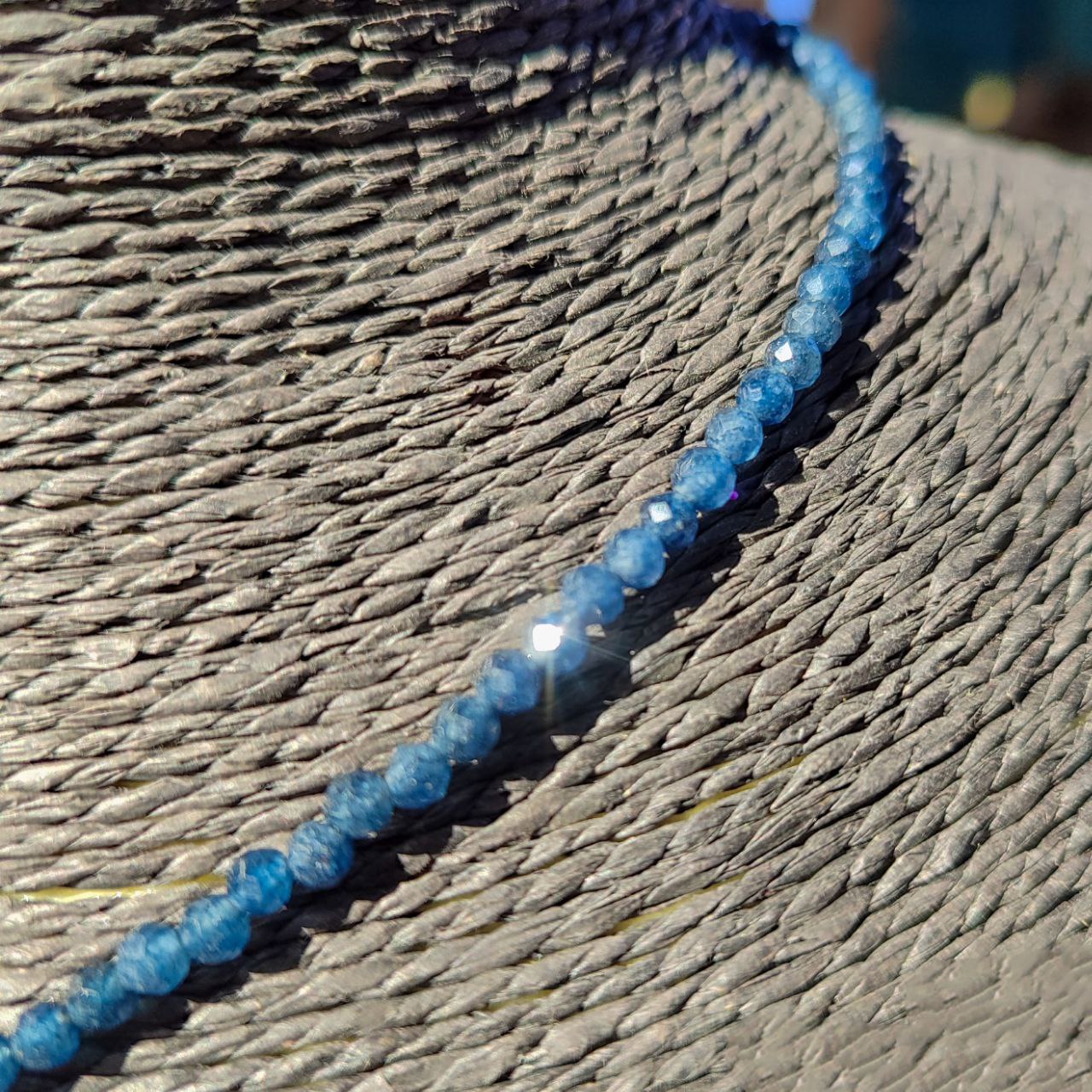 Primer plano de las piedras de zafiro natural con sus matices azul profundo