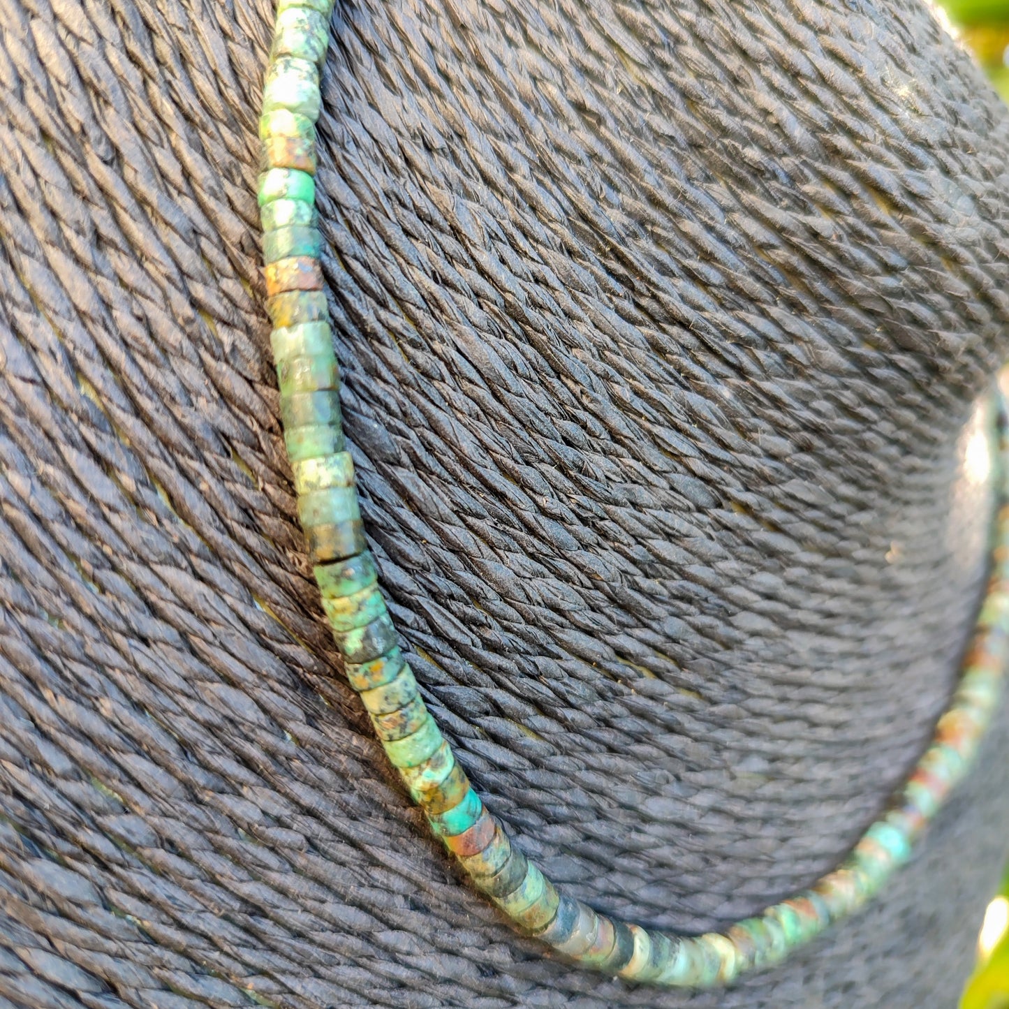 Primer plano de las arandelas de turquesa africana mostrando sus vetas naturales.