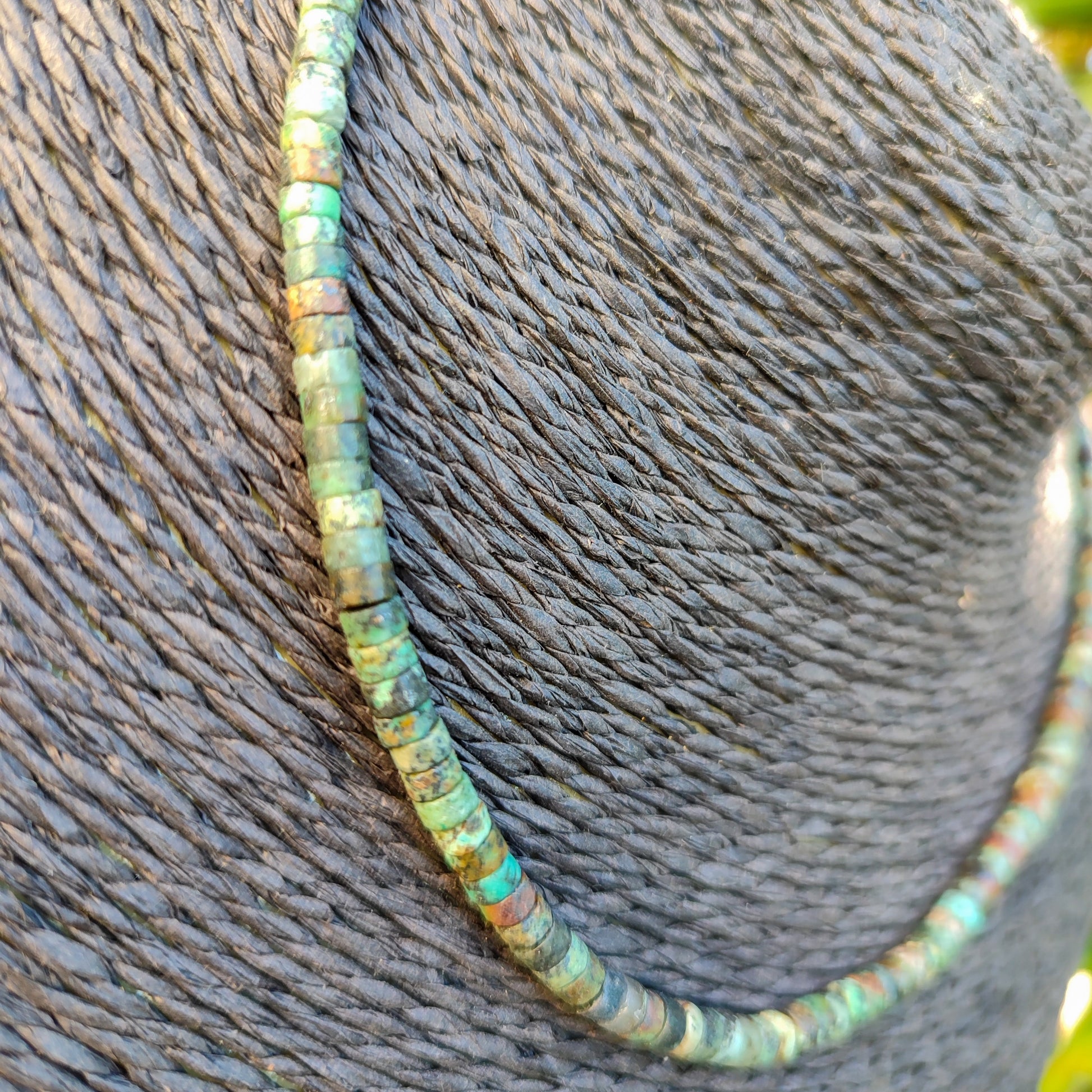 Primer plano de las arandelas de turquesa africana mostrando sus vetas naturales.