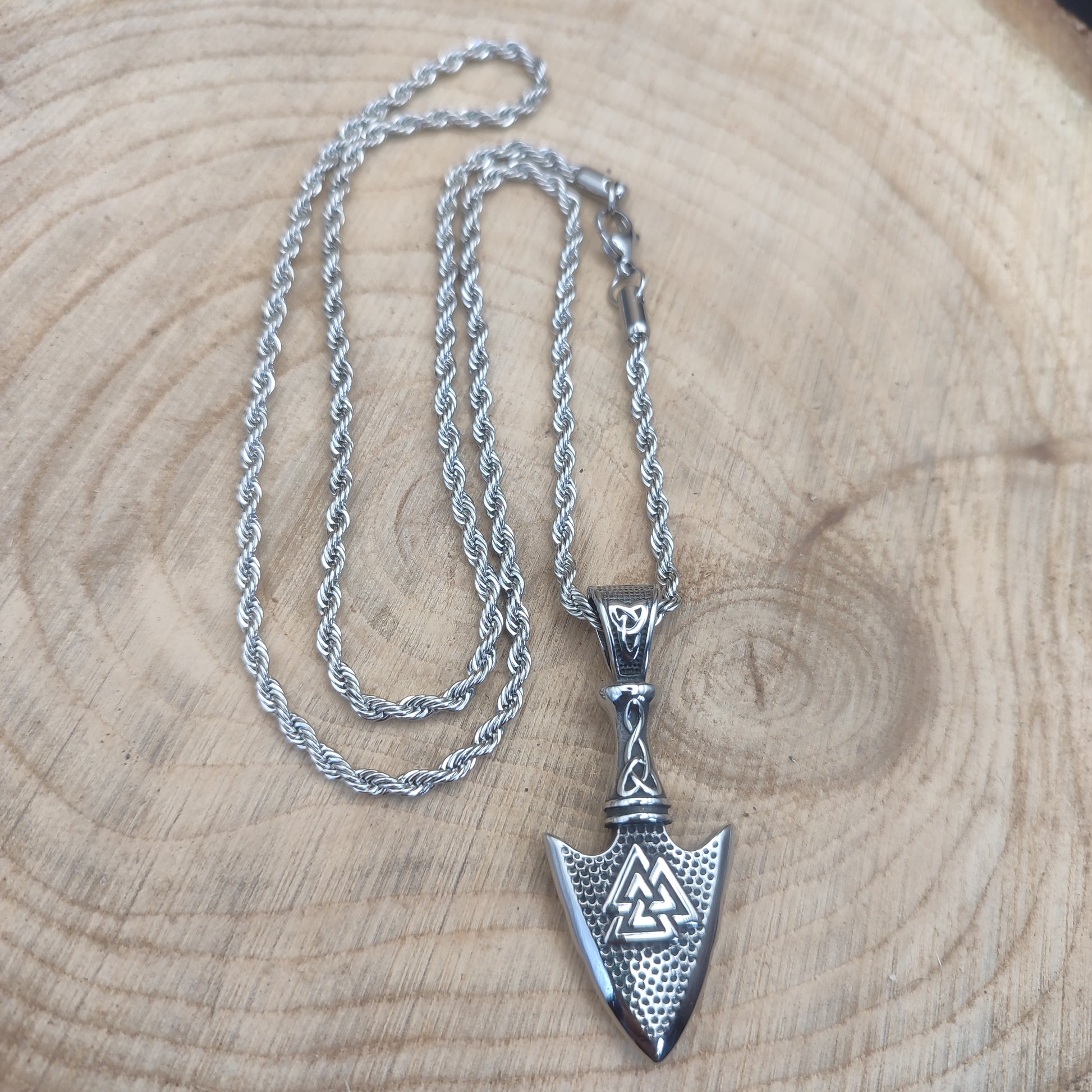 Primer plano de la textura y el grabado envejecido del colgante Gungnir