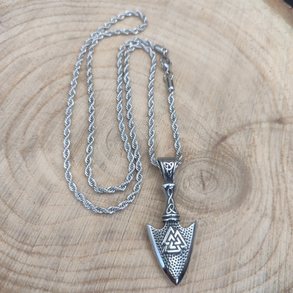 Primer plano de la textura y el grabado envejecido del colgante Gungnir