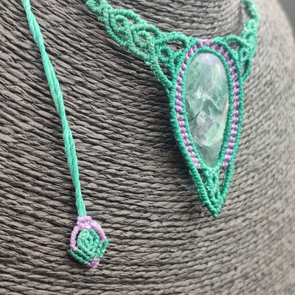 Detalle del tejido de macramé hecho a mano en tonos verdes y lilas