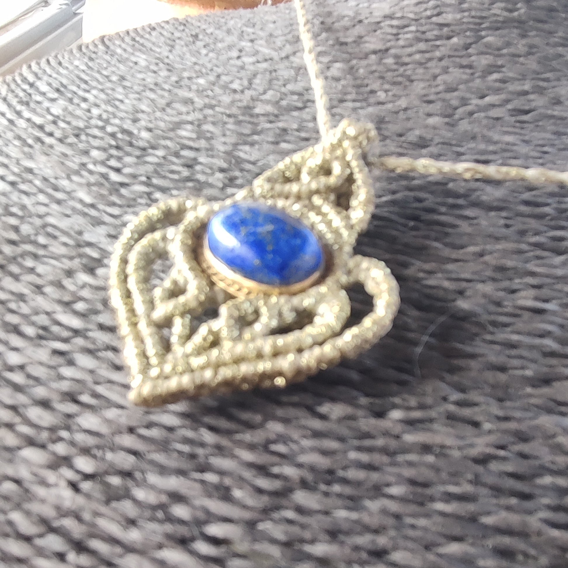 Primer plano de la piedra lapislázuli con destellos dorados y tejido fino