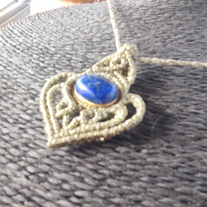 Primer plano de la piedra lapislázuli con destellos dorados y tejido fino