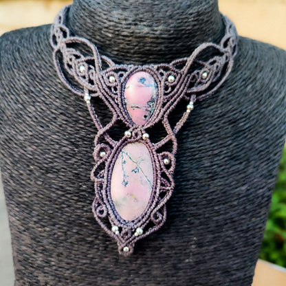 Detalle de piedra Rodonita natural con vetas únicas en collar de diseño artesano.