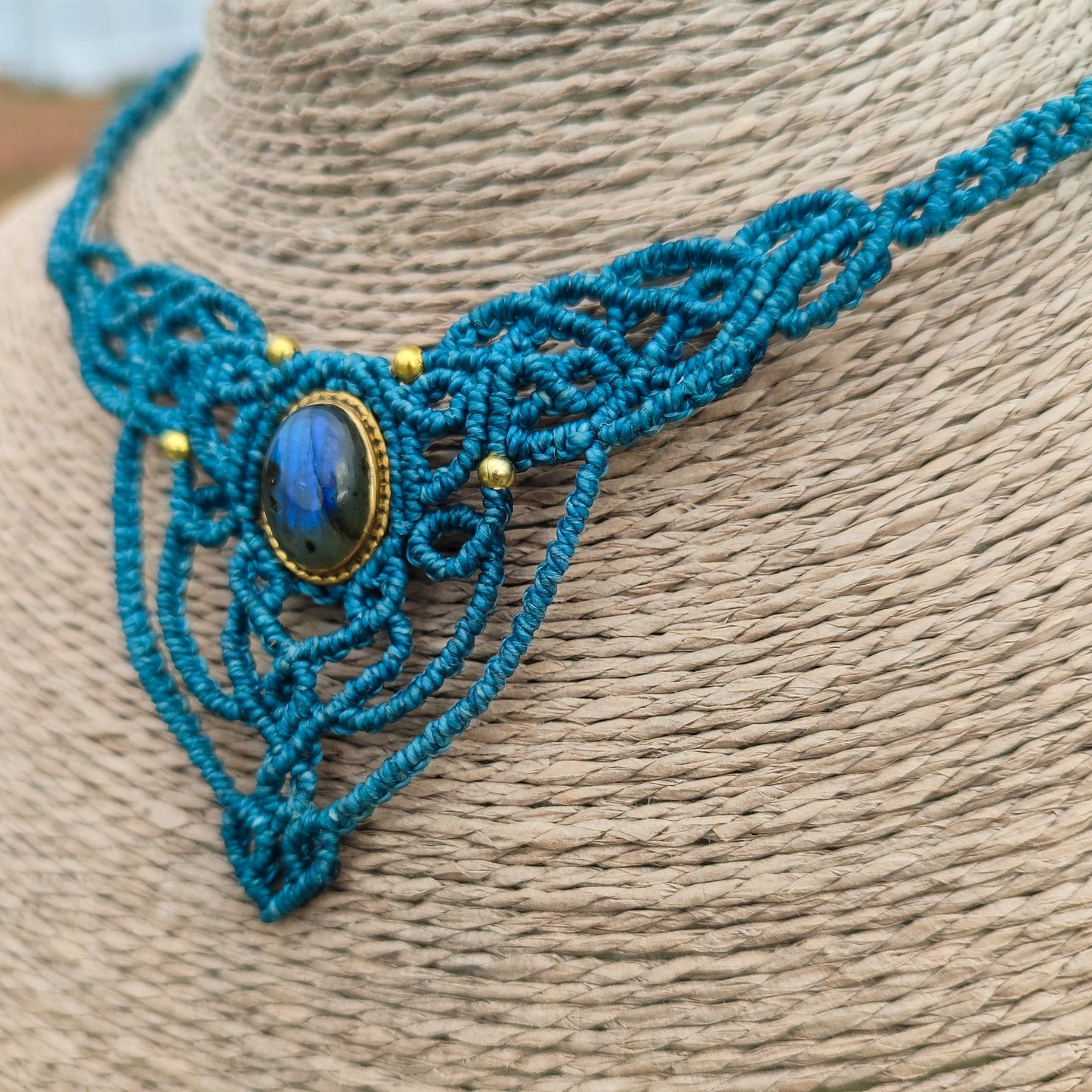 Obra de arte textil en forma de collar con diseño exclusivo de El Hada del Tiempo.