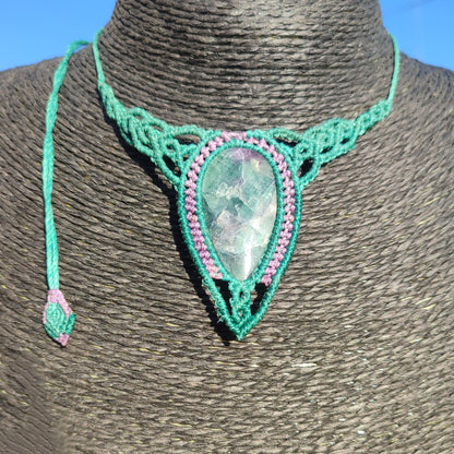 Vista del tamaño del collar de fluorita sobre busto de exposición.