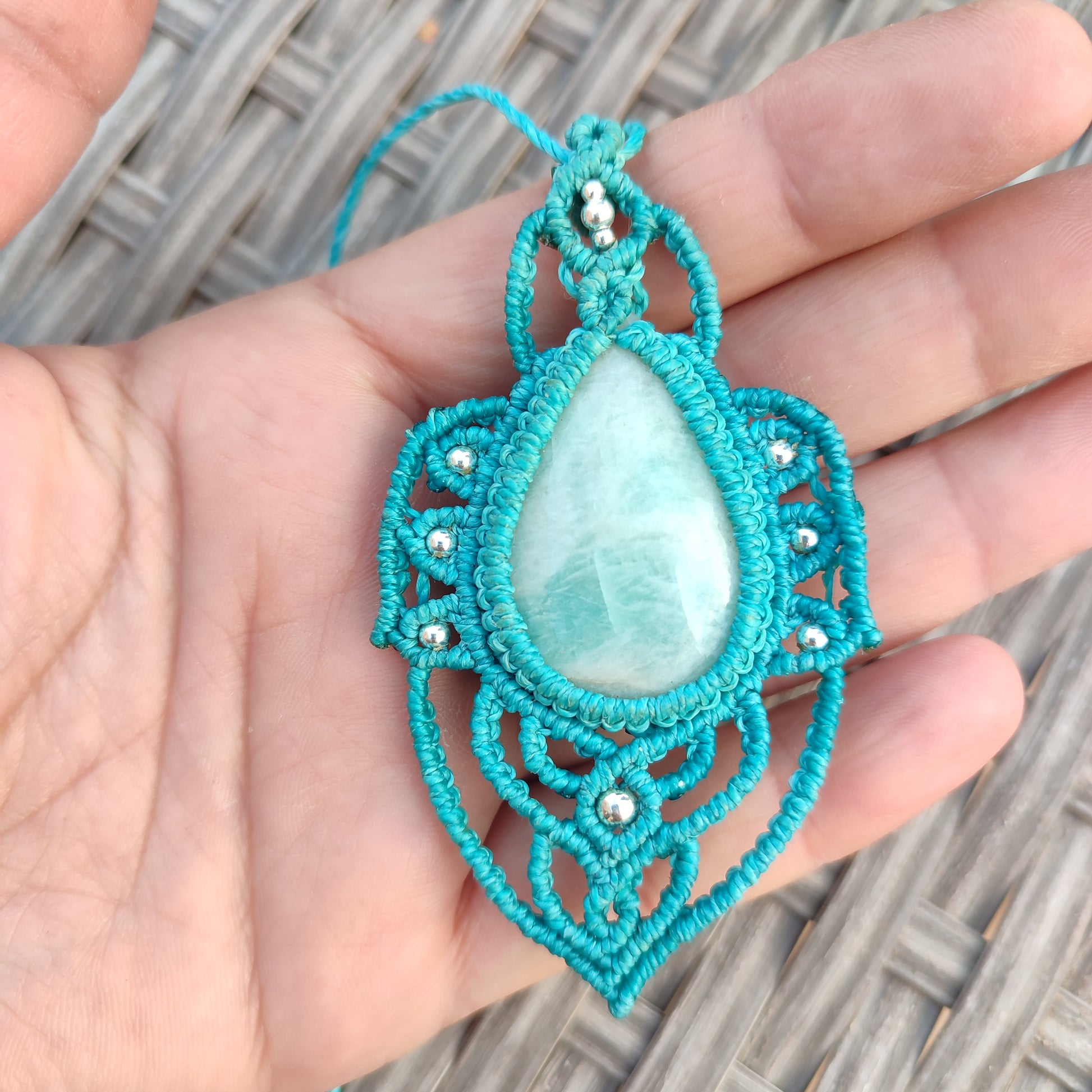 Colgante de Larimar en la mano para apreciar la calidad y el tamaño