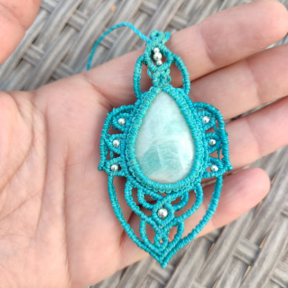 Colgante de Larimar en la mano para apreciar la calidad y el tamaño