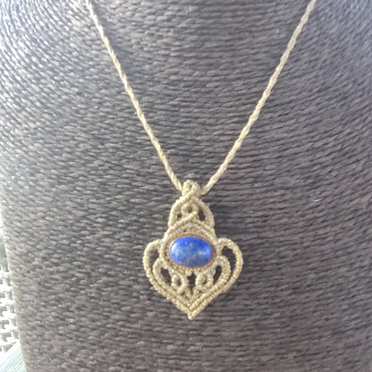 Colgante de lapislázuli en la mano mostrando su tamaño discreto