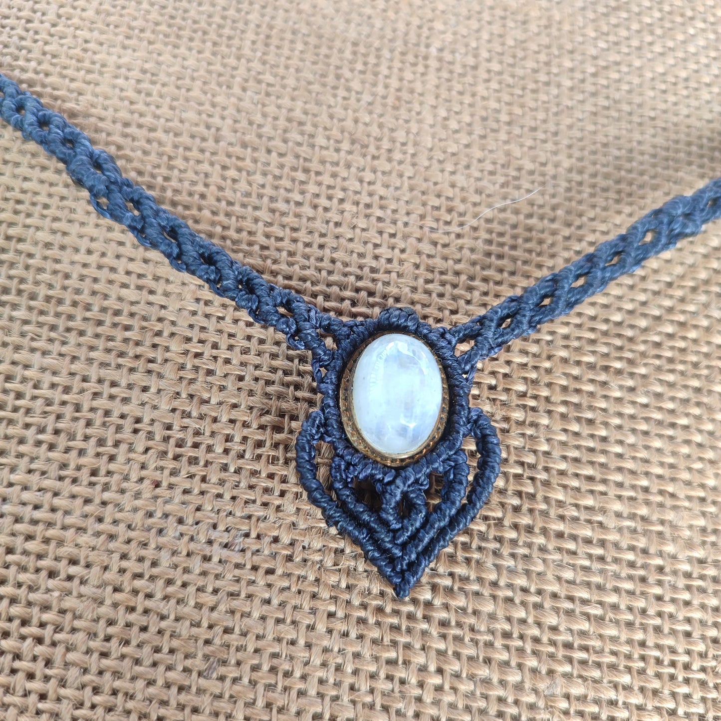 collar azul oscuro con piedra luna, macrame con piedra, collar azul marino de macramé, collar de piedra luna