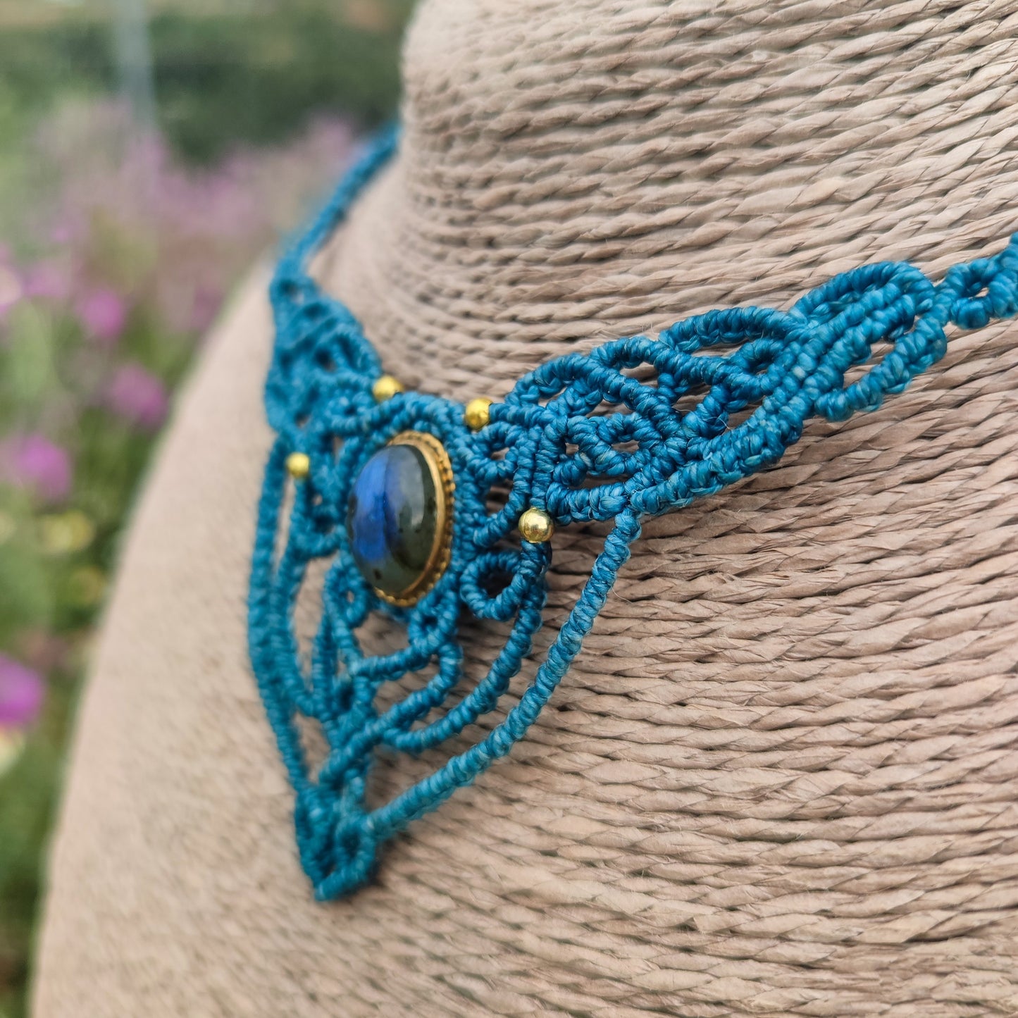 Gargantilla imponente de estilo boho luxury realizada con técnica de micro-macramé artístico.