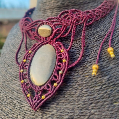 Gargantilla de obsidiana dorada estilo boho chic puesta.