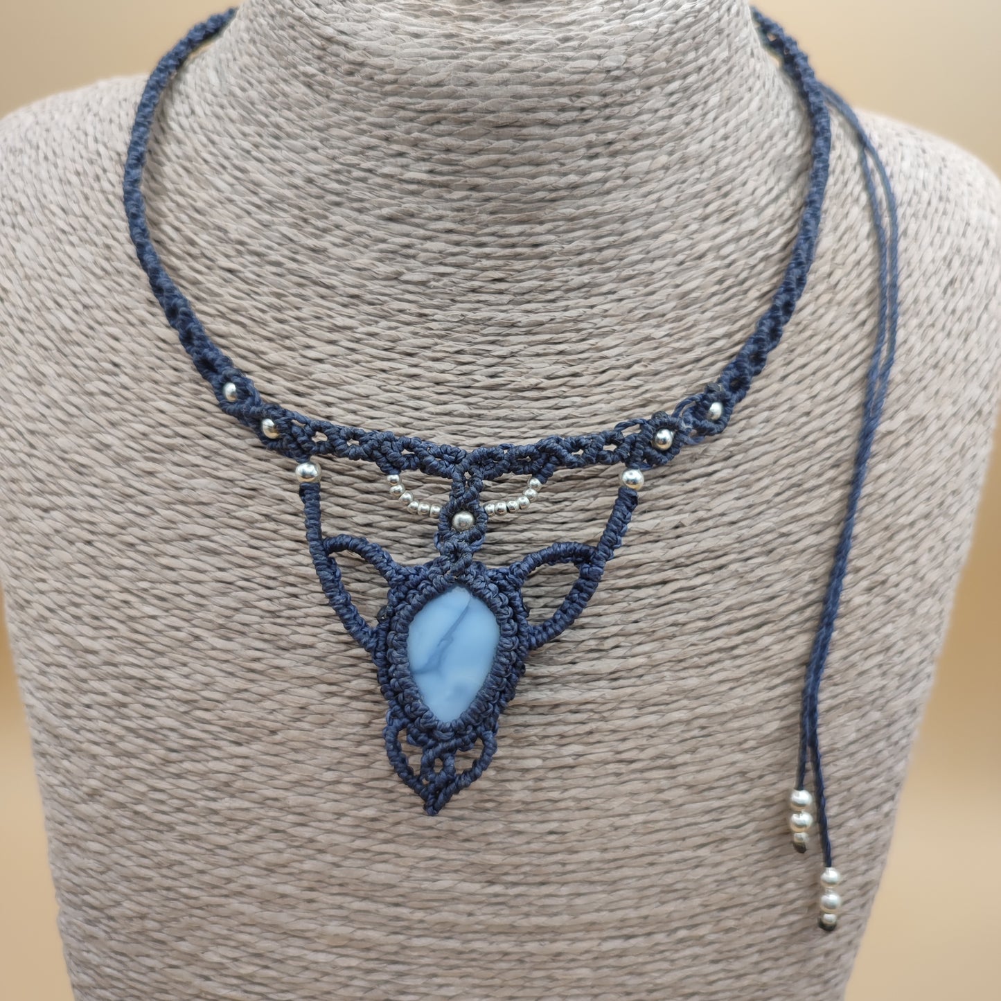Collar tipo gargantilla artesanal de ópalo azul natural con tejido macramé azul noche.