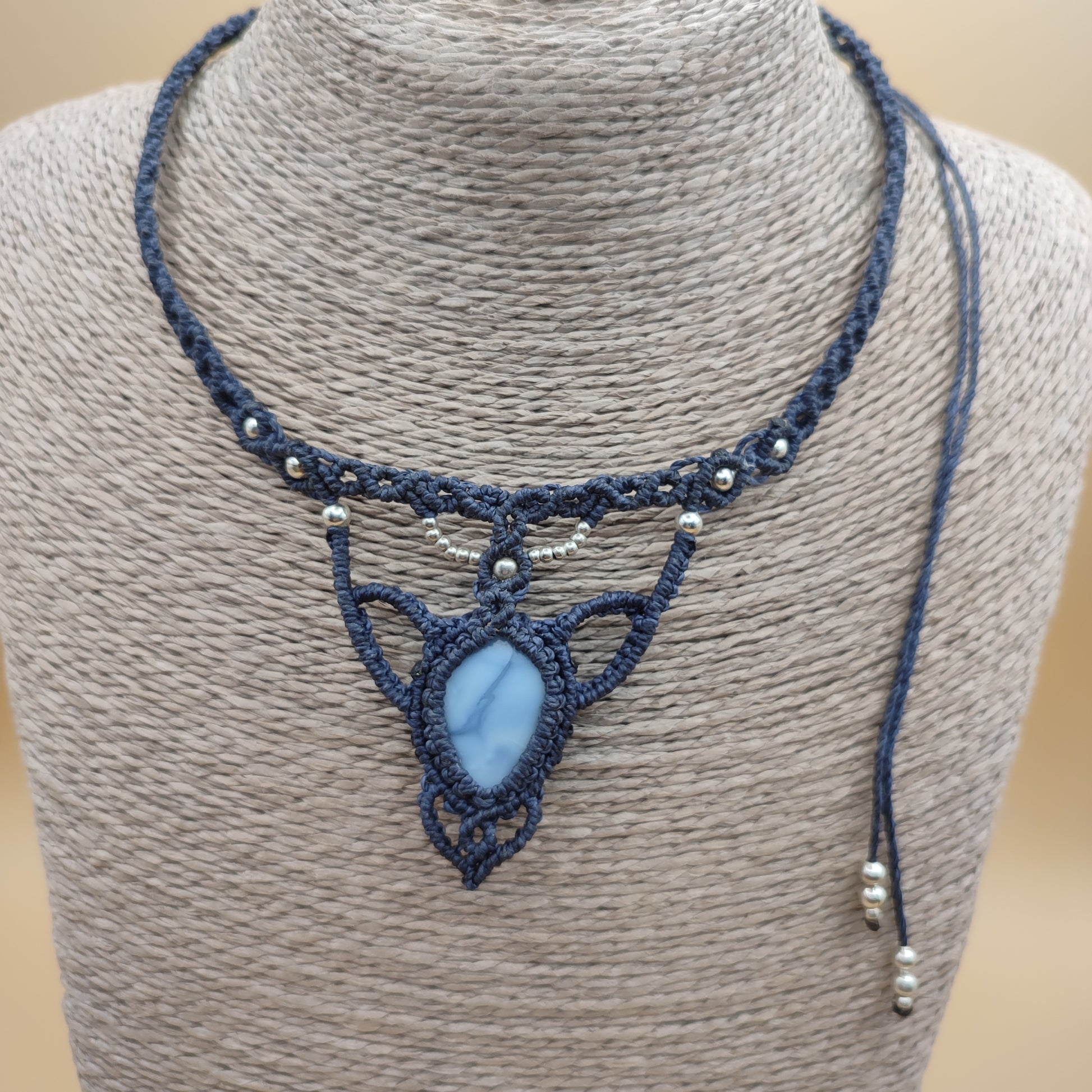 Collar tipo gargantilla artesanal de ópalo azul natural con tejido macramé azul noche.