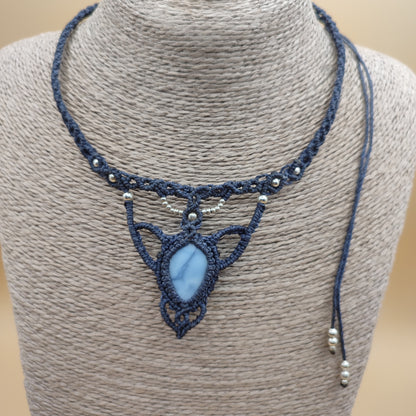 Collar tipo gargantilla artesanal de ópalo azul natural con tejido macramé azul noche.