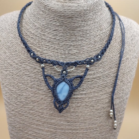 Collar tipo gargantilla artesanal de ópalo azul natural con tejido macramé azul noche.