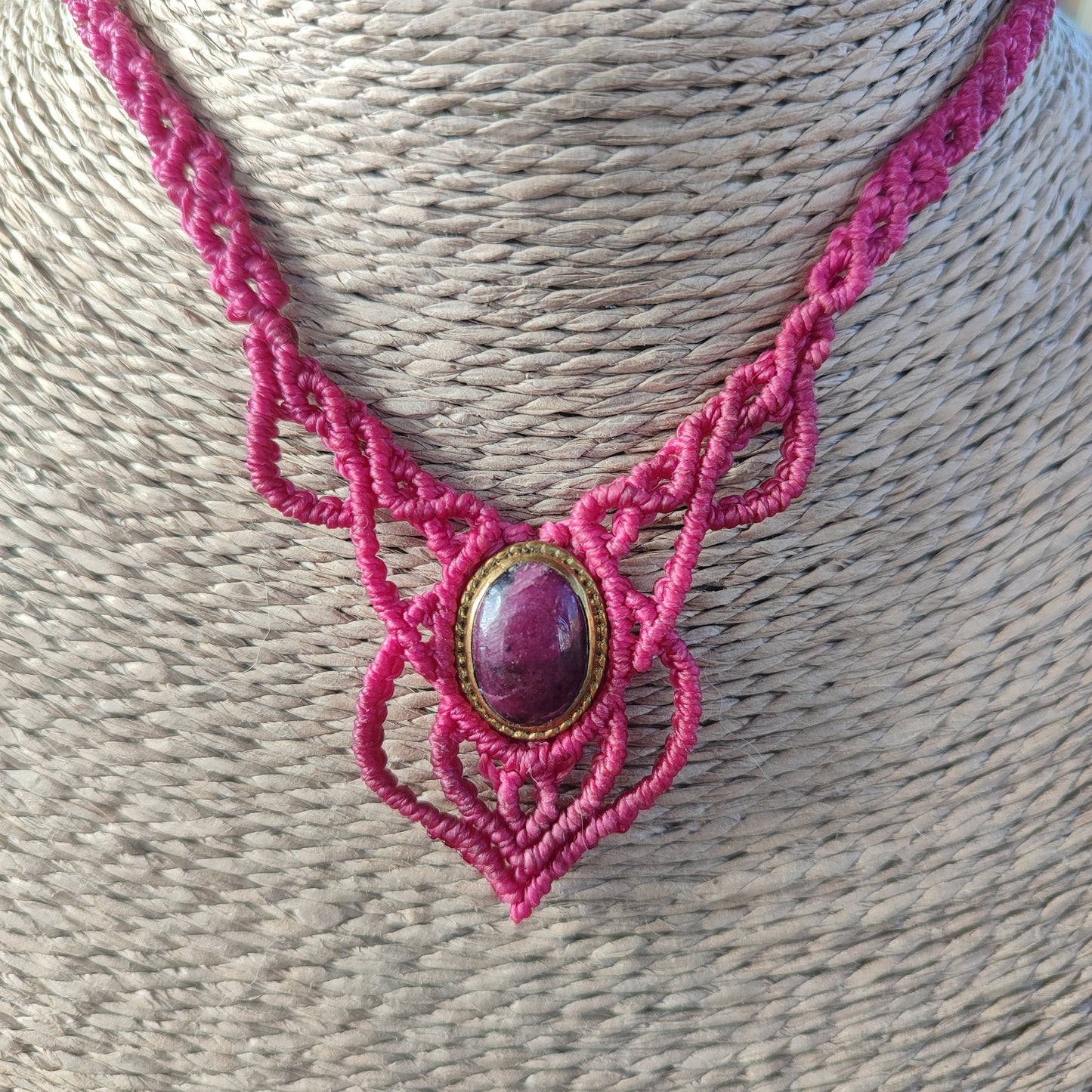 Collar artesanal de rubí zoisita con tejido macramé rosa fucsia.