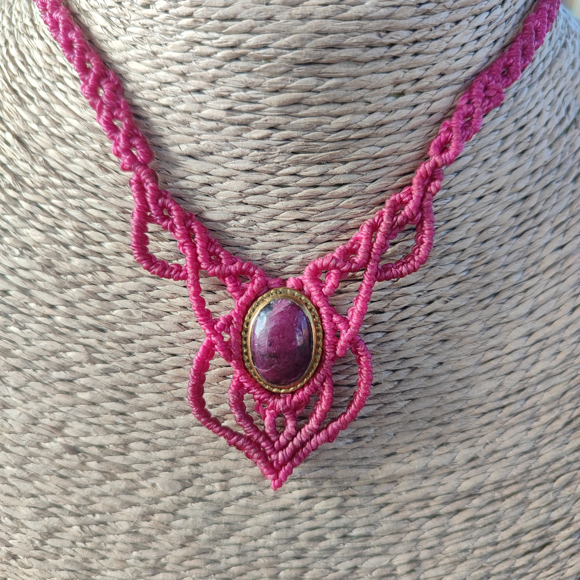 Collar artesanal de rubí zoisita con tejido macramé rosa fucsia.