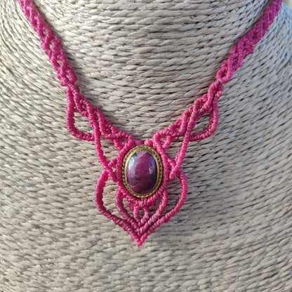 Collar artesanal de rubí zoisita con tejido macramé rosa fucsia.