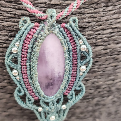 Colgante de kuncita y plata de ley listo para regalo el hada del tiempo
