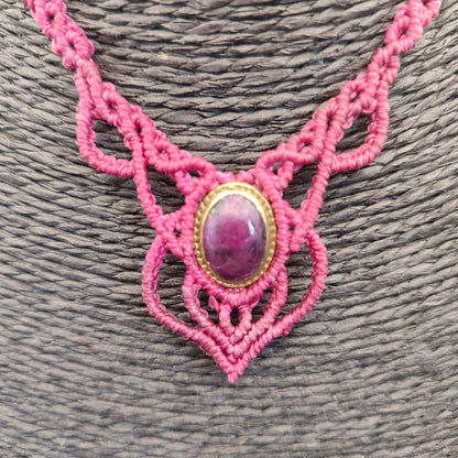 Detalle del cabujón de rubí zoisita engastado a mano nudo a nudo.