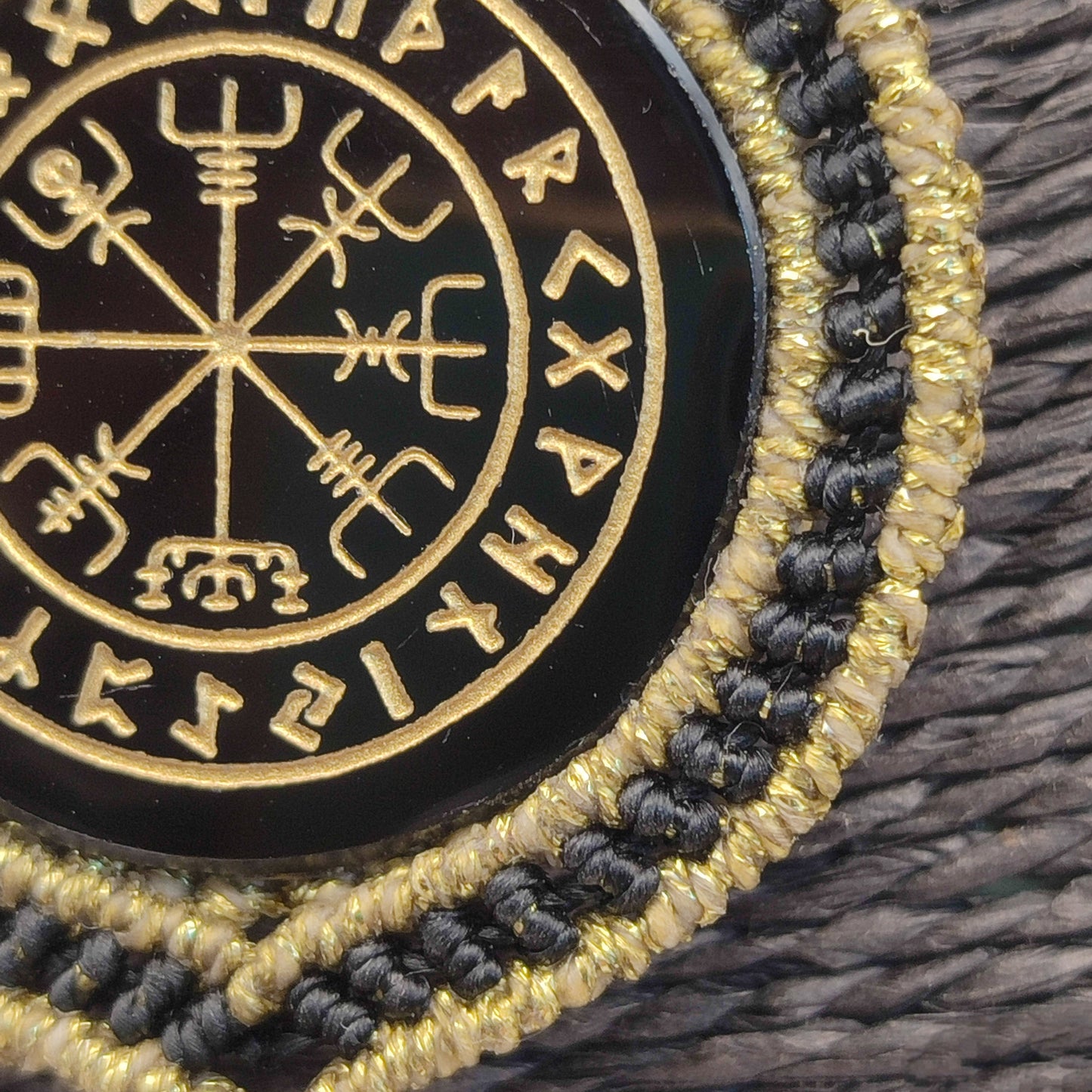 Vista lateral del colgante mostrando el brillo del espejo y la calidad del grabado.