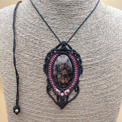Detalle del micro-macramé bicolor negro y rosa envolviendo la calcedonia