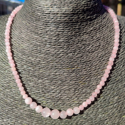 Gargantilla de cuarzo rosa hecha a mano, ideal para el bienestar emocional.