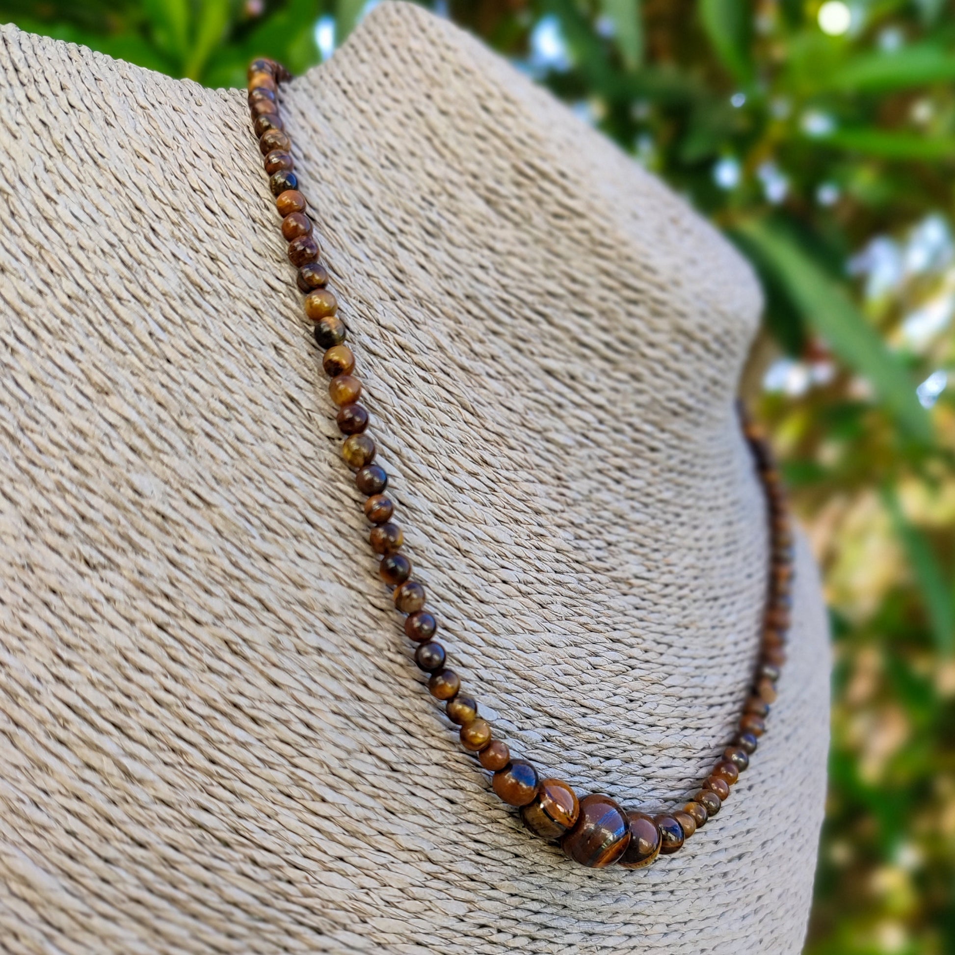 Collar artesanal de ojo de tigre, diseñado para la protección y confianza.