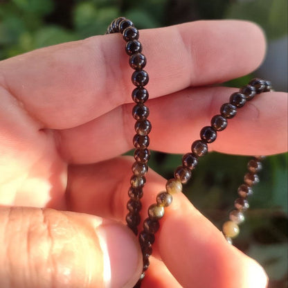 Composición del collar de obsidiana dorada natural hecho a mano.