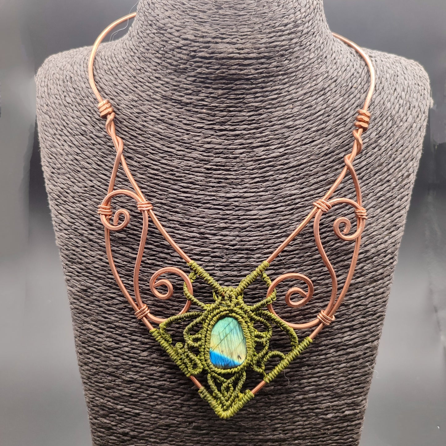 Gargantilla de estilo élfico hecha a mano con técnicas mixtas