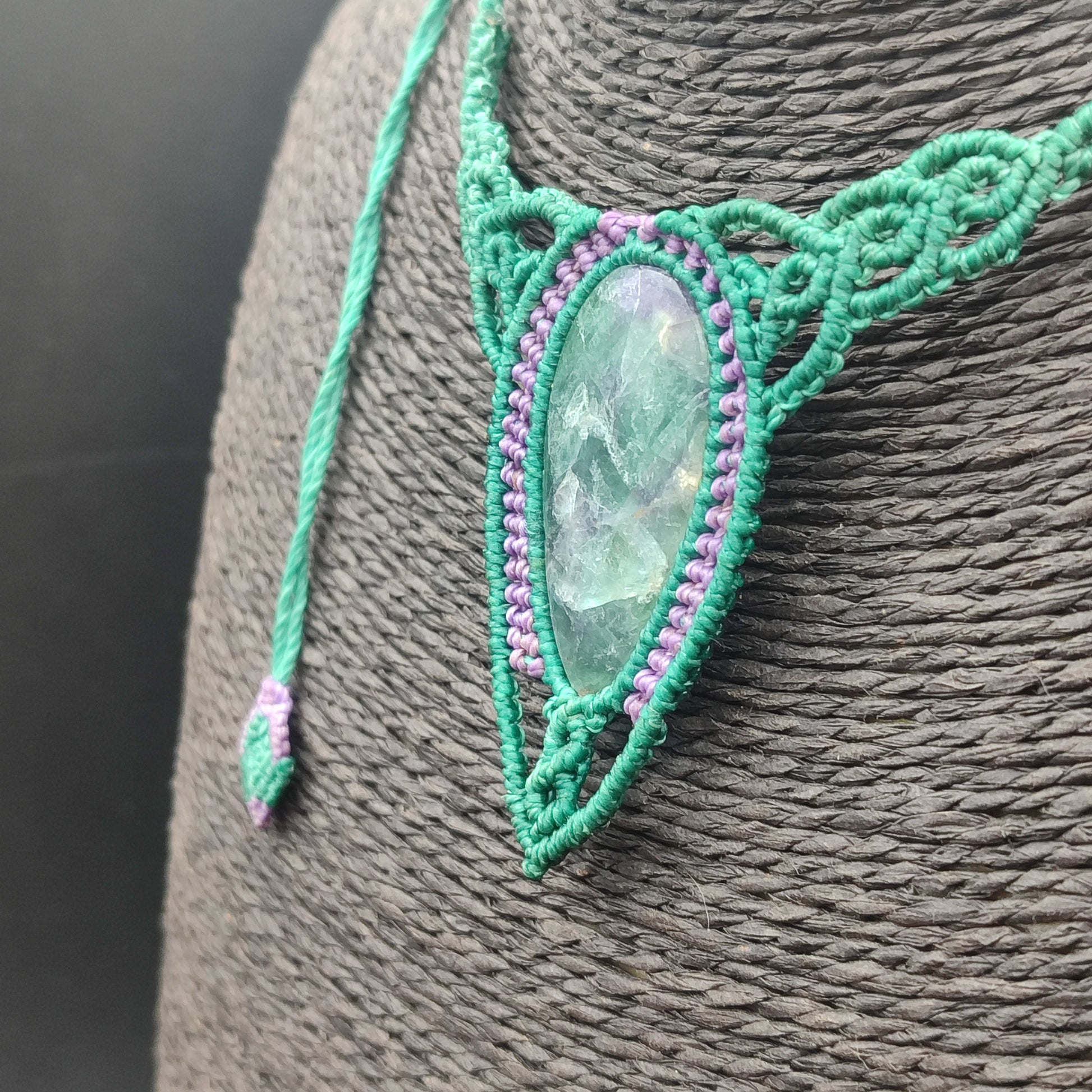 Collar de estilo élfico con fluorita tejido artesanalmente.