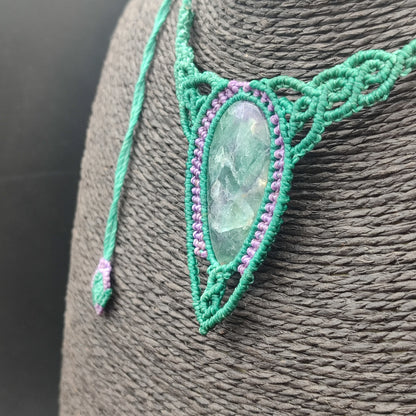 Collar de estilo élfico con fluorita tejido artesanalmente.