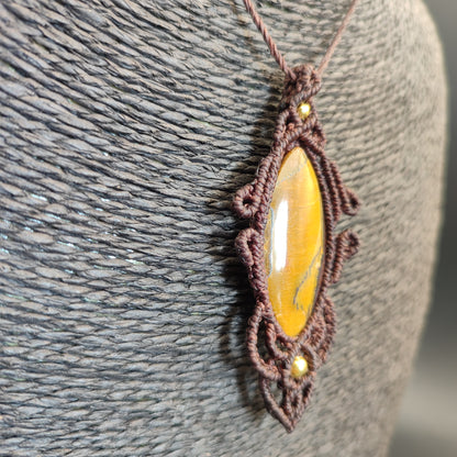 Vista lateral del colgante de ojo de tigre para apreciar el relieve del tejido